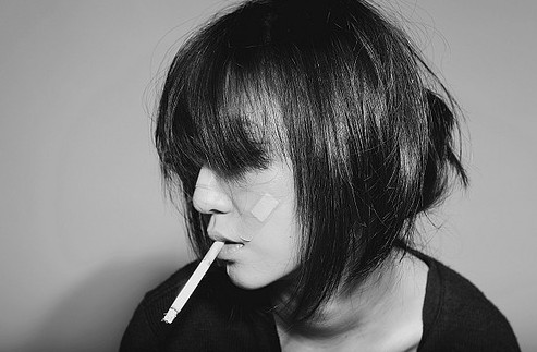 唯一不可能放弃的就是你_绝望沉沦的非主流颓废女生QQ空间图片素材