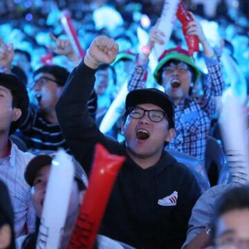 LOLS4半决赛现场观众欢呼