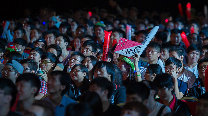LOLS4新加坡现场支持OMG的粉丝
