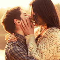 情侣接吻图片很幸福的 爱你到地老天荒