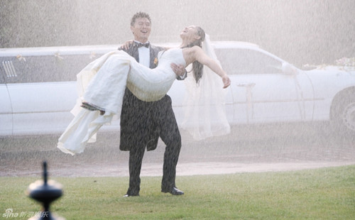 暴雨中的婚礼现场图集锦在线预览5P