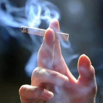 第一次学抽烟的心情说说 一个人孤独抽烟的说说 第一次学抽烟的心情说说 一个人孤独抽烟的说说