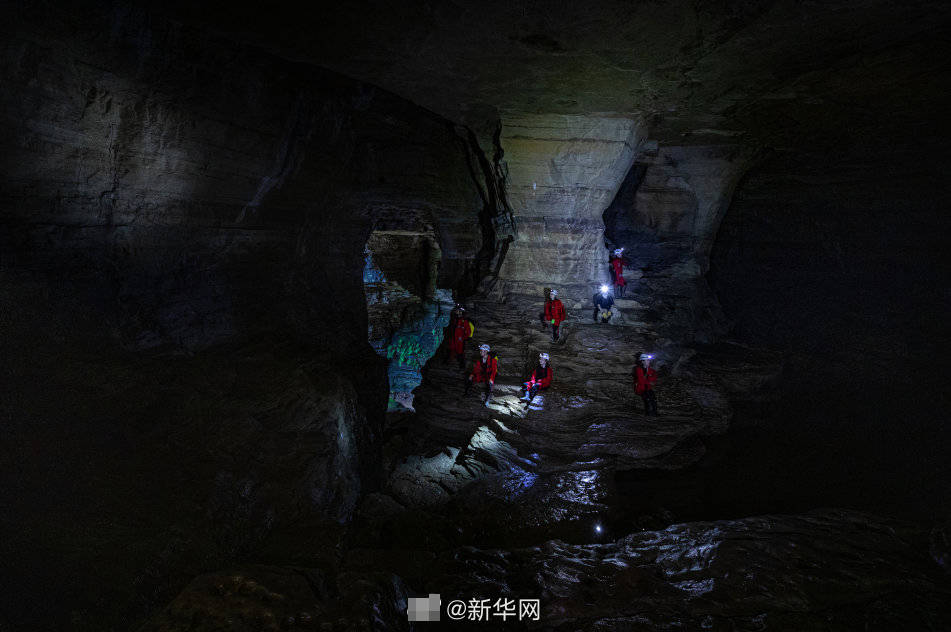 绝望黑暗洞穴 真实探险经历 洞穴迷路自救场景