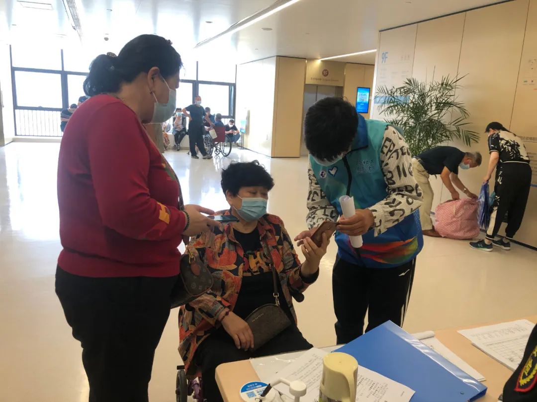 青乐伴陪诊服务老人就医省心省力 子女远程安排陪诊