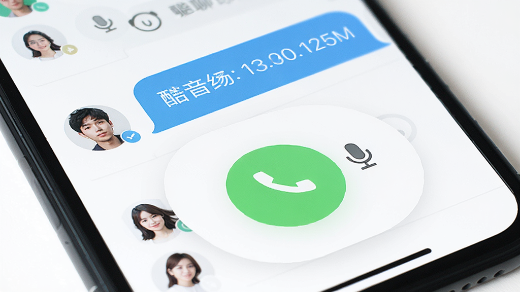 主体为酷聊软件界面中的语音通话按钮与聊天列表,布局为手机屏幕特写,排版上突出通话图标与消息气泡,风格为清爽简约的移动应用界面,细节包括麦克风图标、通话时长显示、联系人头像,画质高清,干净,无多余元素