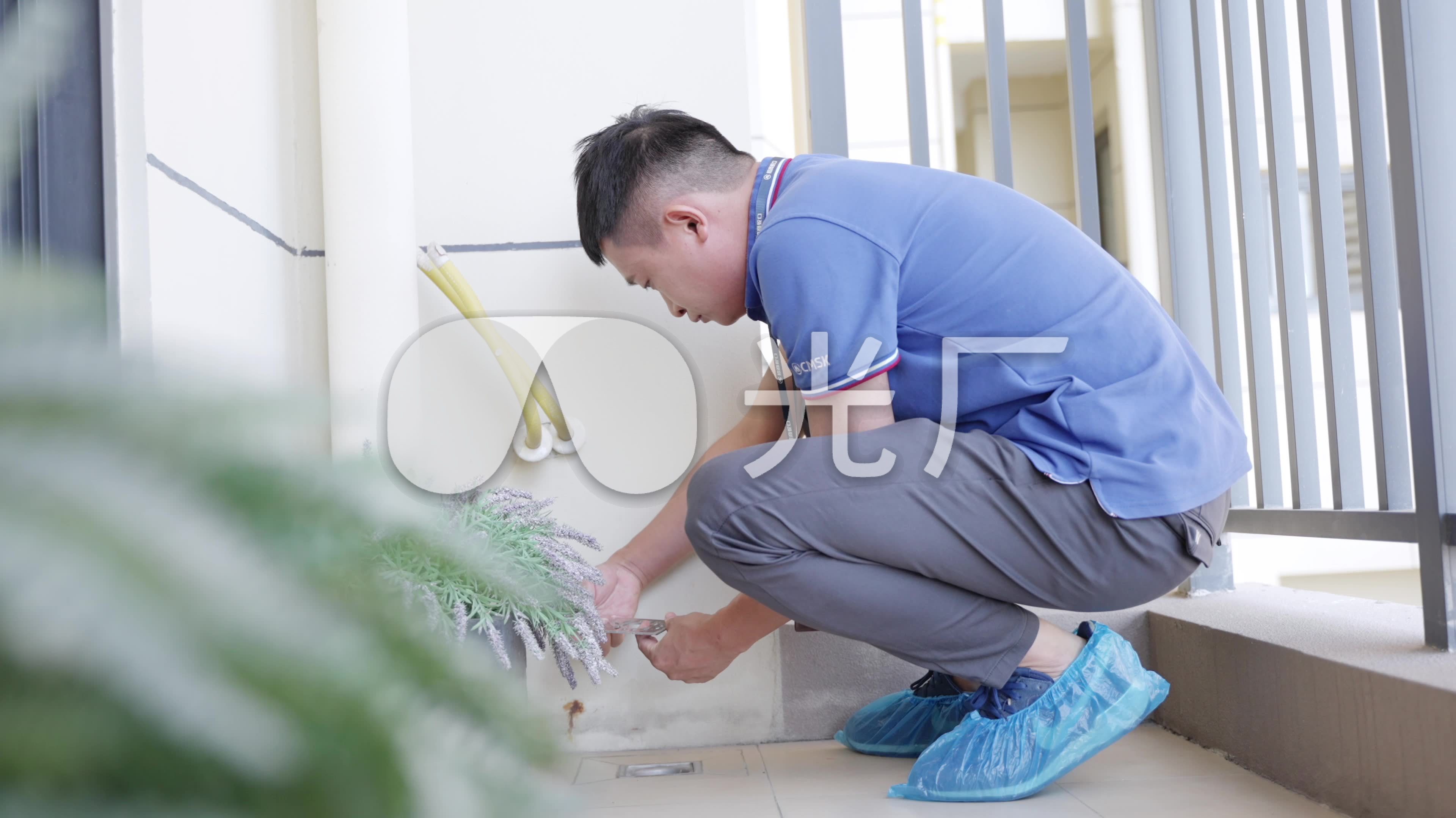 福鸟到家维修师傅上门检查家电现场图