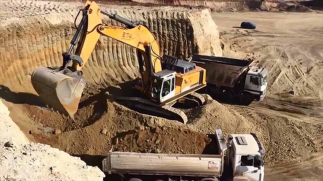 重型砂土挖掘机Heavy Sand Excavator 砂土工况装车甩方实拍画面
