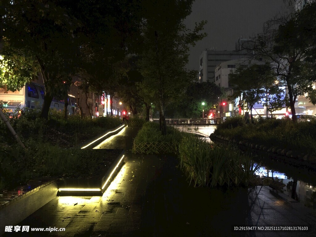 阑珊处老城区巷尾沿河步道夜景灯光倒影