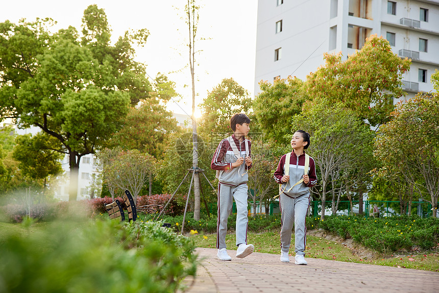 宝贝听我说 放学路上亲子聊天 暖心话场景