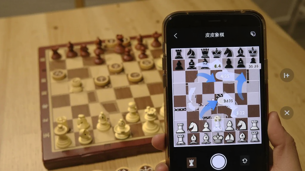画面展示一部手机正对着实体象棋棋盘拍摄,手机屏幕上同步显示出识别后的电子棋盘界面,界面中标注了