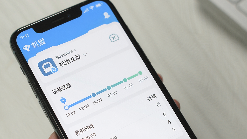 机盟安卓版应用运行界面截图,画面展示手机屏幕上“机盟”应用的订单详情页面,页面中包含设备信息、租期时间轴和费用明细,界面风格清爽,色调柔和,画质清晰