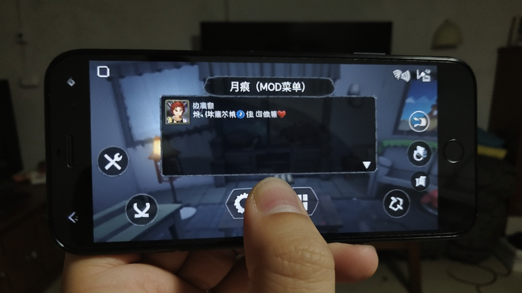 画面展示一只手握住安卓手机,拇指正在点击屏幕上的游戏交互按钮,手机屏幕显示“月痕(MOD菜单)”的剧情对话界面,背景为昏暗的室内场景,布局为手机占据画面主体,风格为写实生活感,细节包括手指的肤色质感和屏幕的微弱反光,画质清晰自然,干净无杂乱元素