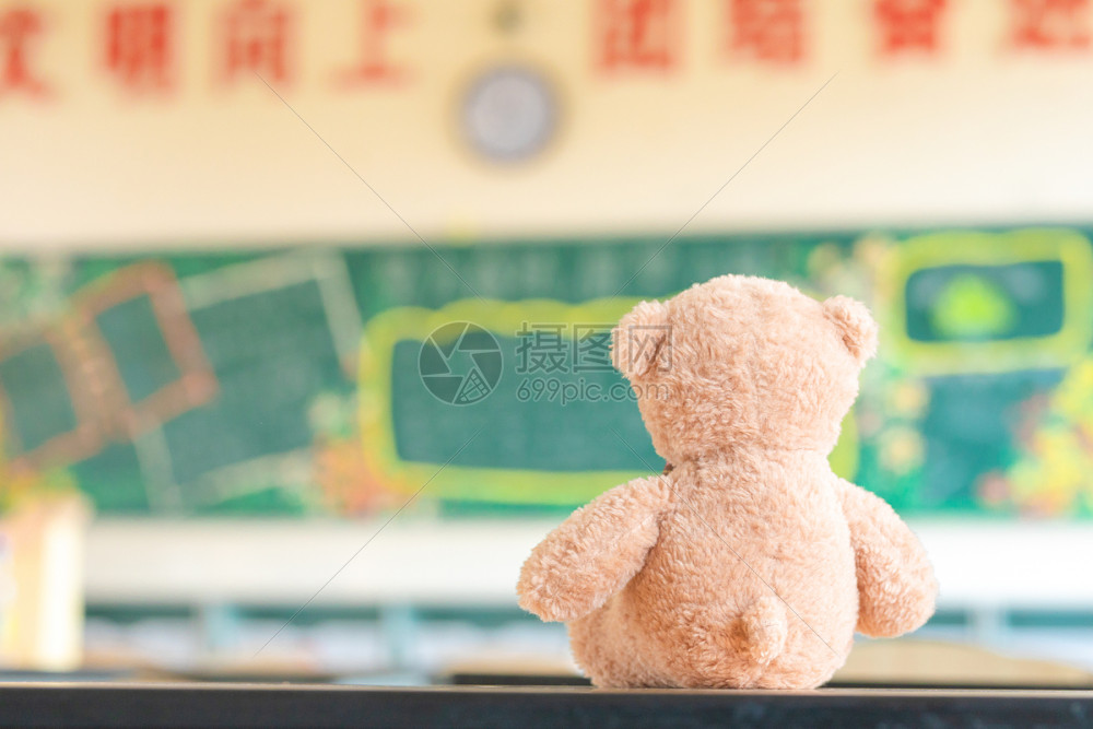 小熊上课趣味课堂孩子学习场景实拍图