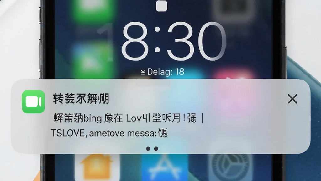 主体为手机锁屏界面弹出TSLOVE消息通知卡片,布局纵向排列,排版模拟真实锁屏,风格为写实UI风,细节包括时间显示、通知图标、消息预览文字,画质高清,干净,无多余元素