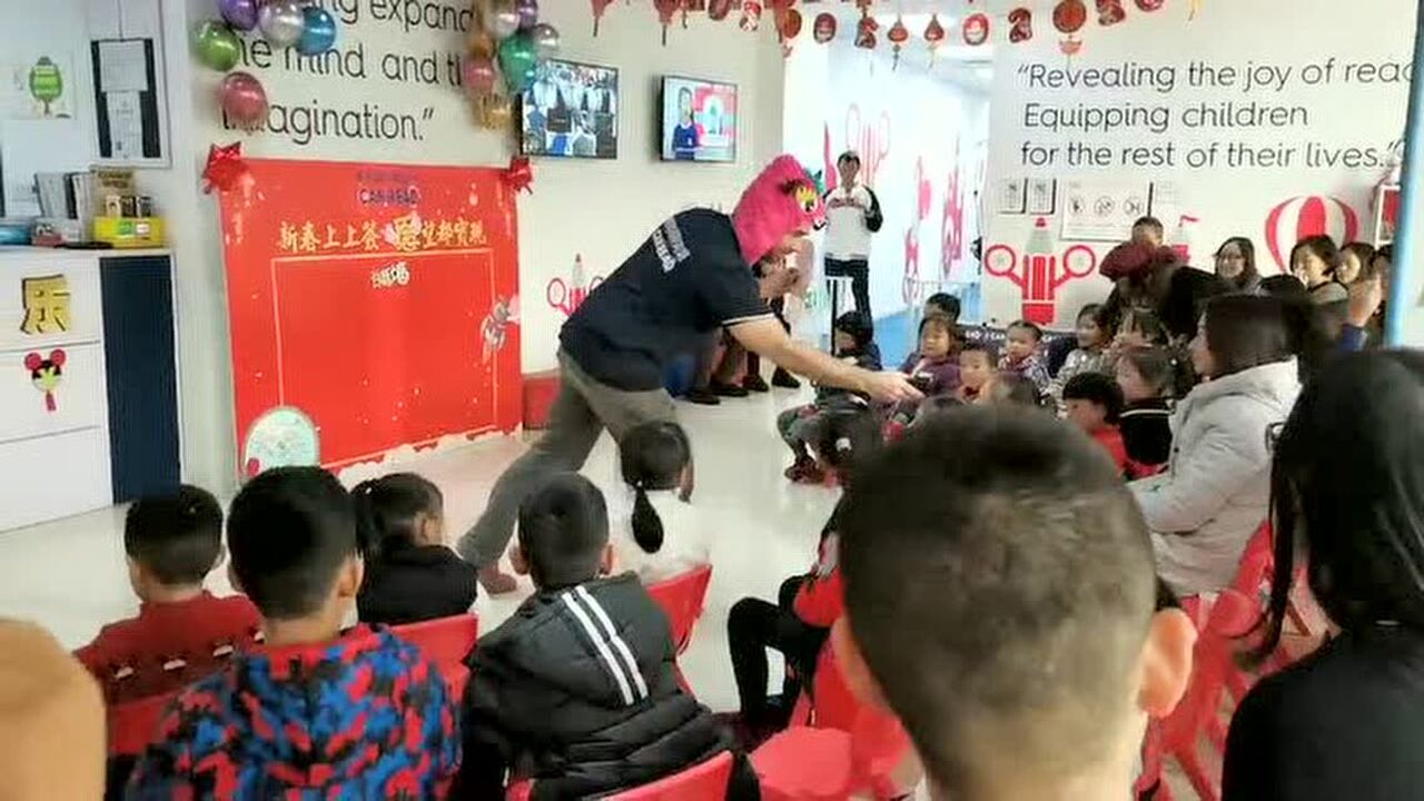 蛙朋围坐一起玩暖场互动游戏