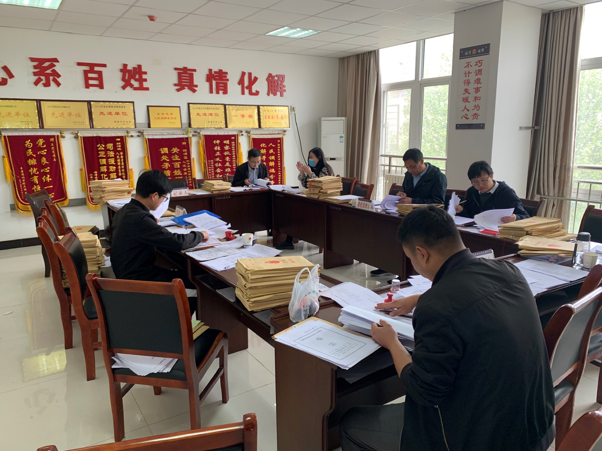 司法金花在基层法庭调解纠纷的暖心工作场景