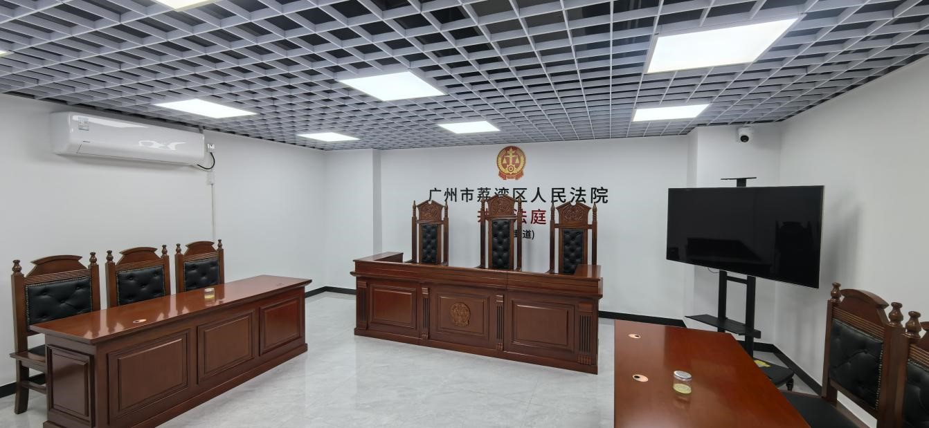 司法金花在基层法庭与群众亲切交流的画面