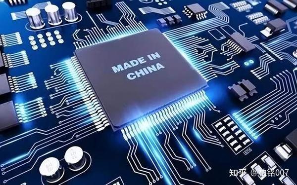 隅芯科技国产高精度芯片研发新突破 芯片实物与研发场景图