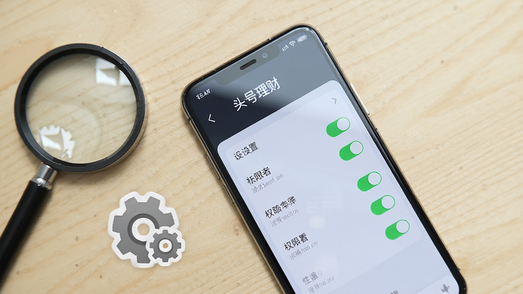 ������һ���ֻ�ƽ���������ϣ���Ļ��ʾ��ͷ�����ơ�APP�����ò˵���Ȩ�޿��أ��ֻ��Ա��зŴ������ͼ�꣬����Ϊǳľɫ���棬���ֲ��ø���ƽ�̹�ͼ�����Ϊ�����Ʒ��Ӱ�磬ϸ������Ļ����΢���⣬�����������ɾ����޶���Ԫ��