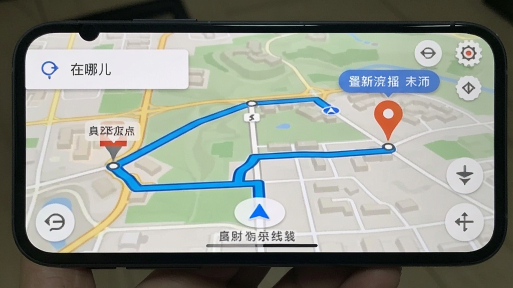 一张“在哪儿”软件展示地图导航界面的手机截图,画面中有起点和终点标记,以及路线线条,风格写实,画质清晰