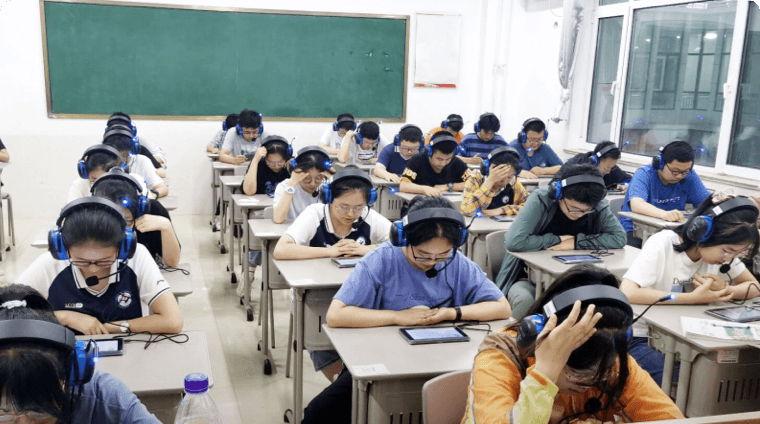 iTest英语听说考试平台 学生佩戴耳麦进行听说模拟练习的实拍图