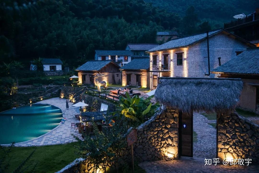 此间民宿山野治愈系小院全景外观与周边山景环境