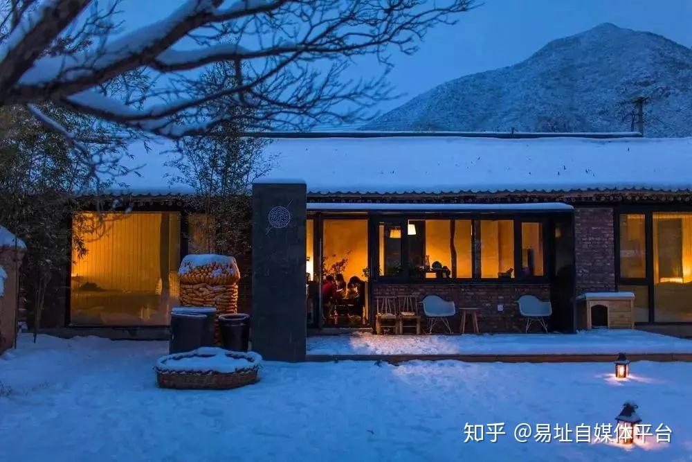 此间民宿院子里的篝火夜景与山野星空氛围