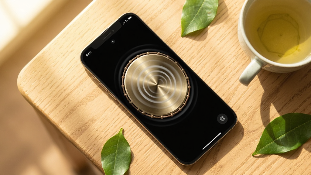 һ�������ֻ�ƽ����ľ�������ϣ���Ļ��ʾ�����APP��Բ�ι�����棬��Χɢ���ż�Ƭ��ɫ��Ҷ��һ����裬ůɫ����Ȼ���������룬������ø��Ĺ�ͼ��������¼�Լ��ϸ����ͻ���ֻ���Ļ�й���Ľ����ʸ��������������������������ɾ����޶���Ԫ��