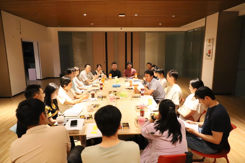 同研社社群内部交流互助学习场景配图