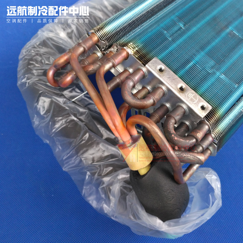格力管家空调蒸发器翅片泡沫清洁剂喷洒操作实拍图