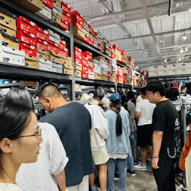 壹品仓品牌折扣仓门店货架实拍