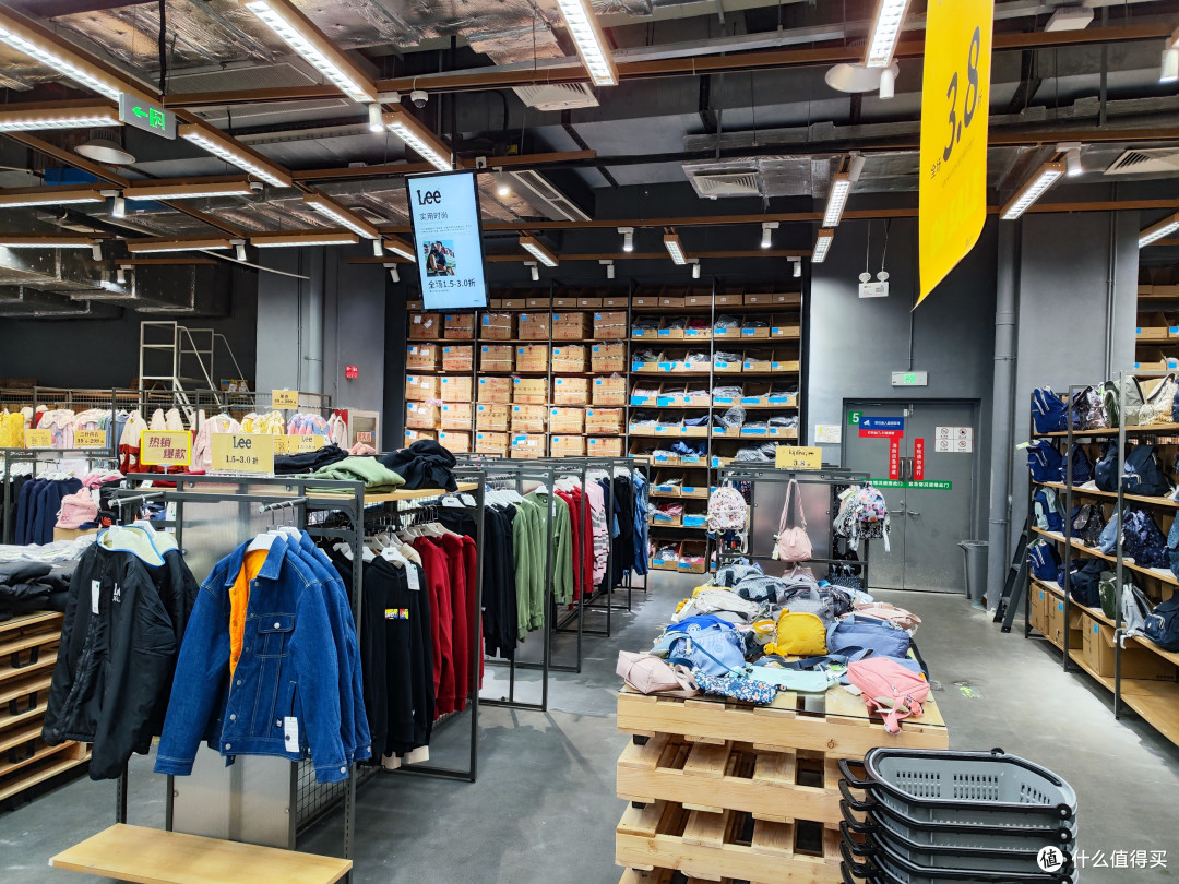 壹品仓折扣仓鞋服区挑选场景