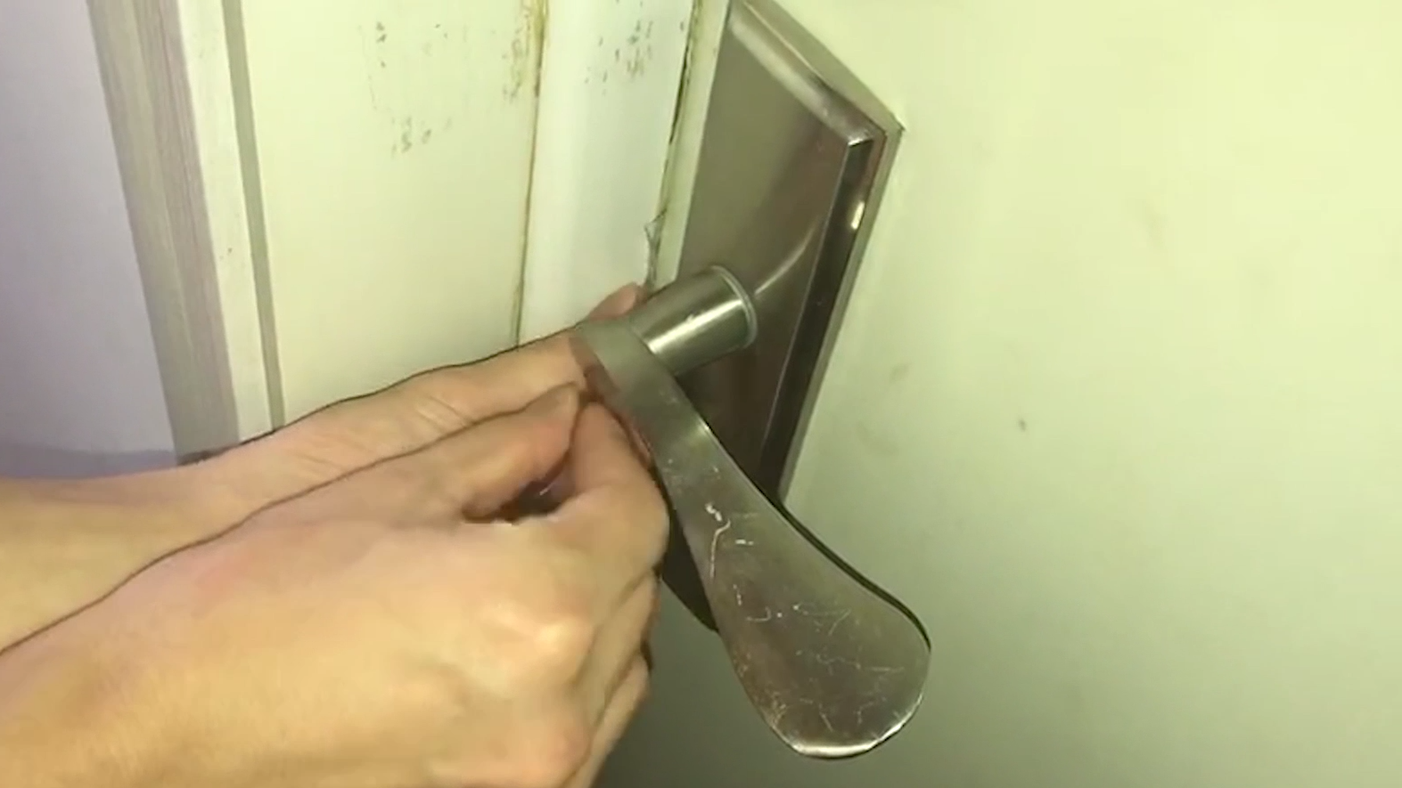 棘手的门打不开怎么办 门锁卡死钥匙拧不动 实用开门技巧场景图