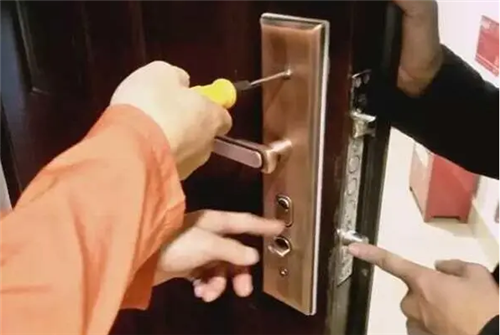 棘手的门被反锁 人在外面怎么开门 卡片开锁应急方法图解