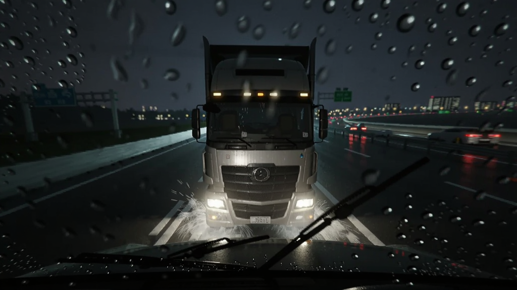 画面主体为一辆卡车在夜间雨中行驶于高速公路,布局采用纵向透视构图,前景为雨滴打在挡风玻璃上的特写,中景为车灯照亮的路面与反光标线,远景为模糊的城市灯光,排版上卡车位于画面中央偏下,风格为写实电影感游戏画面,细节包含雨刷摆动、水花飞溅、尾灯拖影与湿滑路面反光,画质高清干净无多余元素,画面中不出现文字