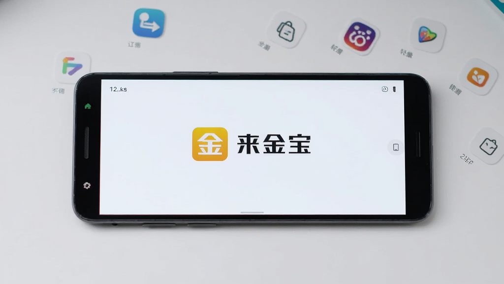 一部安卓手机屏幕显示来金宝应用启动画面,画面中央有来金宝文字标识,手机平放在白色桌面,旁边散落几个小图标代表轻量应用,背景为浅灰渐变,风格简洁科技感,排版手机居中,细节上屏幕亮度适中、标识清晰,画质高清,画面干净无杂物