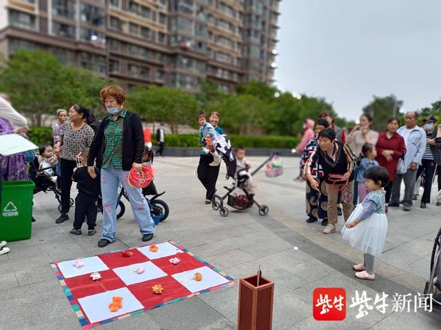 欢乐社区邻里节趣味游戏区 套圈投壶亲子游戏 居民排队参与