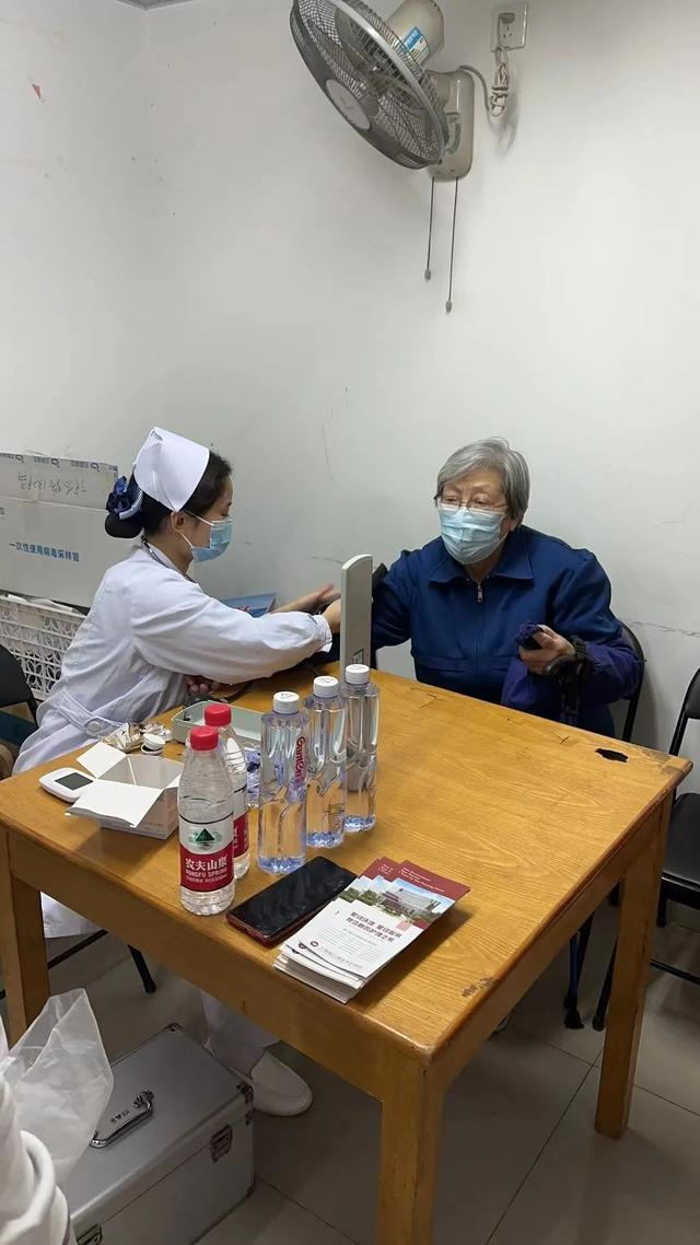 欢乐社区邻里节便民服务摊位 免费磨刀测血压 居民咨询