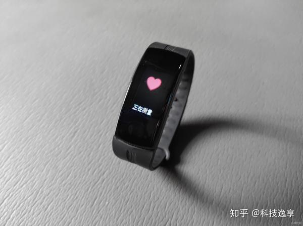 脉咚咚健康监测手环实时心率预警功能整体外观与屏幕提醒界面
