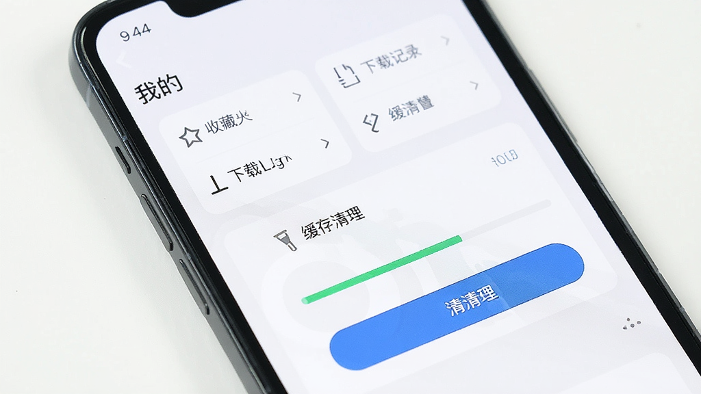 一张手机屏幕展示壁间彩“我的”页面与存储管理功能的场景图,画面中有收藏夹、下载记录、缓存清理等选项,布局清晰,风格为简约卡片式设计,细节上存储管理区域有进度条和清理按钮,画质干净明亮,无多余元素