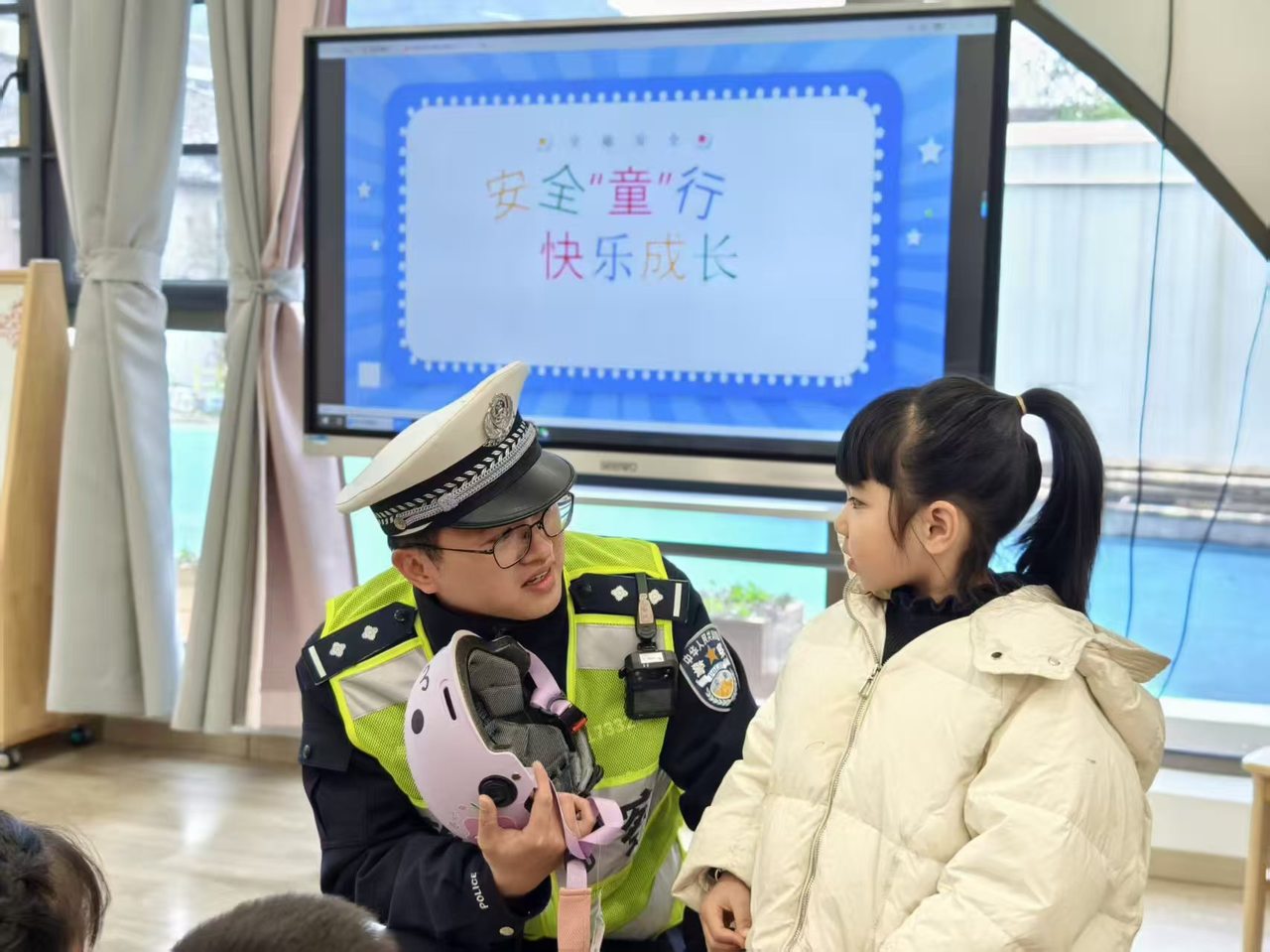 啦学安全 儿童安全课家长陪孩子学习场景