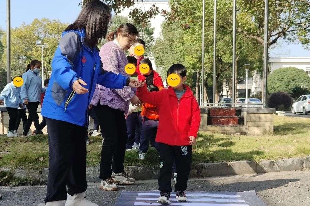 啦学安全 孩子过马路交通安全实景演练