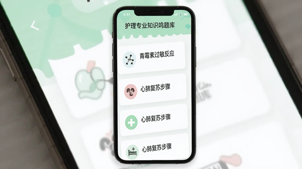 图片主体为手机屏幕显示“护理专业知识鸣题库”的高频考点卡片,卡片上列出“青霉素过敏反应”“心肺复苏步骤”等字样并配有图标,背景为淡绿色与白色相间,采用垂直排列布局,清新简约风格,画质干净,图片中文字显示“护理专业知识鸣题库”