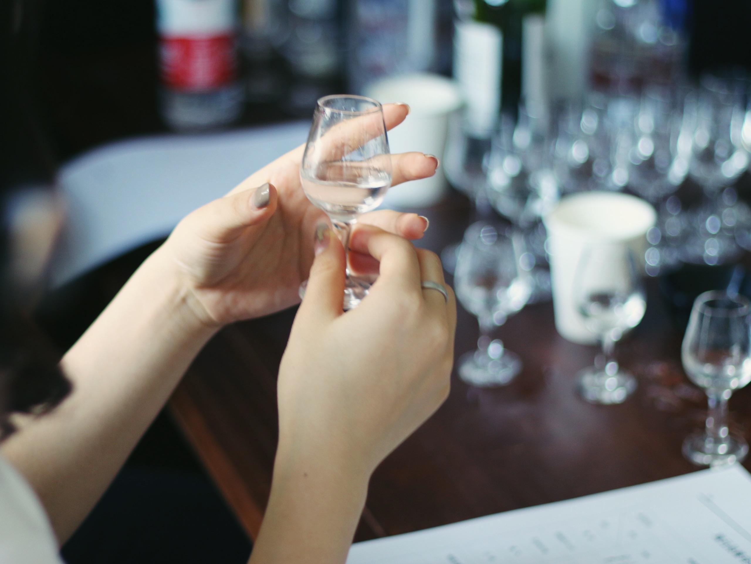 酒艺宇宙品酒时如何正确晃杯闻香