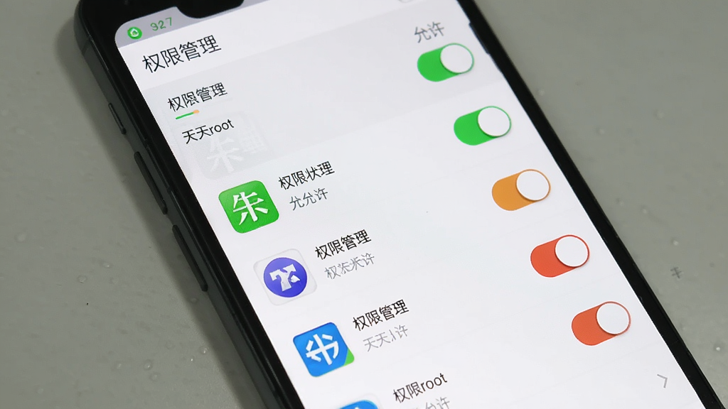 一张智能手机屏幕展示天天root的权限管理界面,列表显示多个应用的授权状态,有允许和拒绝的开关按钮,背景为白色简洁风格,界面元素清晰,文字标注“权限管理”和“天天root”,整体画质干净无多余元素