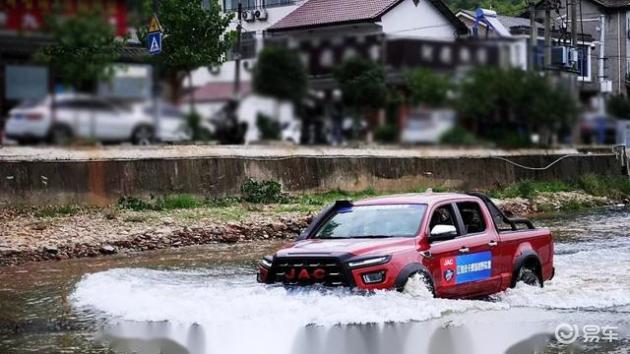 越野车狂飙 泥地陷车救援和涉水驾驶技巧图解