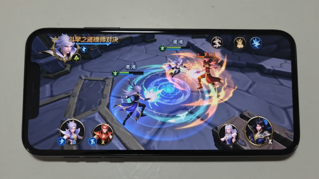 主体为手机横屏运行游戏《斗罗大陆:魂师对决》的实拍照片,画面中显示游戏战斗场景。布局上,手机居中,屏幕内是魂师释放技能的特效画面。风格为实拍照片,背景为简洁的桌面。画质清晰,对焦准确,无多余元素。