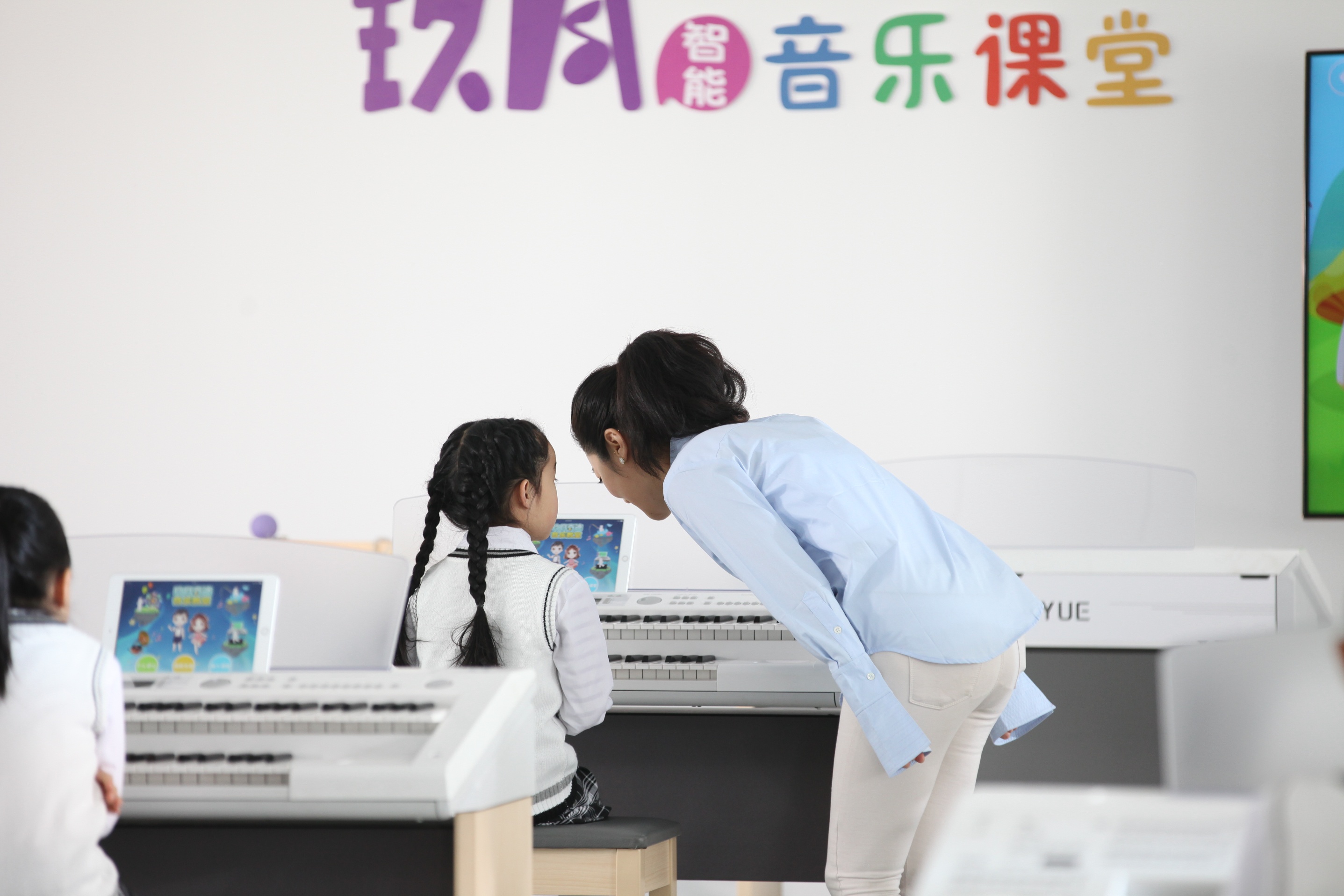智能乐团陪练app 孩子练琴连击得分界面 家长在旁边陪伴