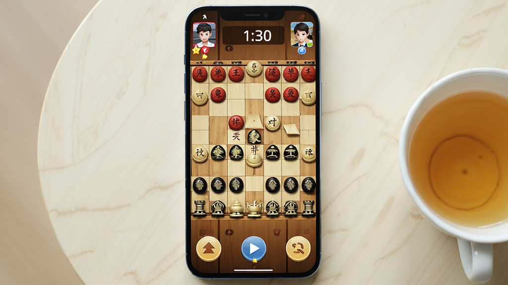 画面主体是一部智能手机竖屏显示王者象棋对战界面,屏幕中央是木质棋盘,红方黑方棋子排列整齐,顶部有玩家头像和计时器,底部有操作按钮,背景是简洁的浅色桌面,手机旁边放着一杯茶,布局居中,风格写实明亮,细节包括棋子文字、倒计时数字、等级标识,画质高清,干净,无多余元素