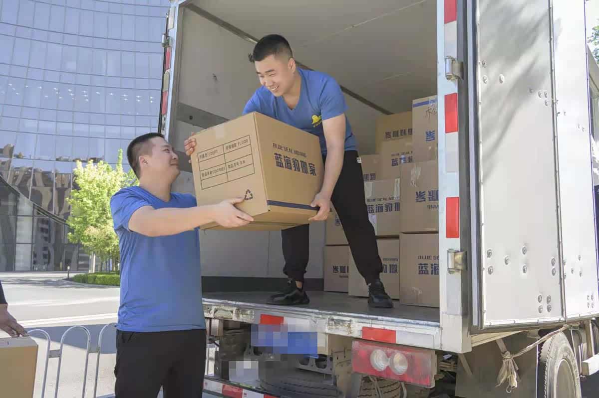 海豹搬家师傅版 师傅在货车旁操作手机接单 真实工作场景